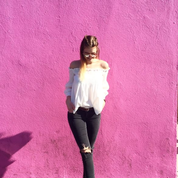 Vanessa in front of the infamous pink wall on Melrose Avenue!
